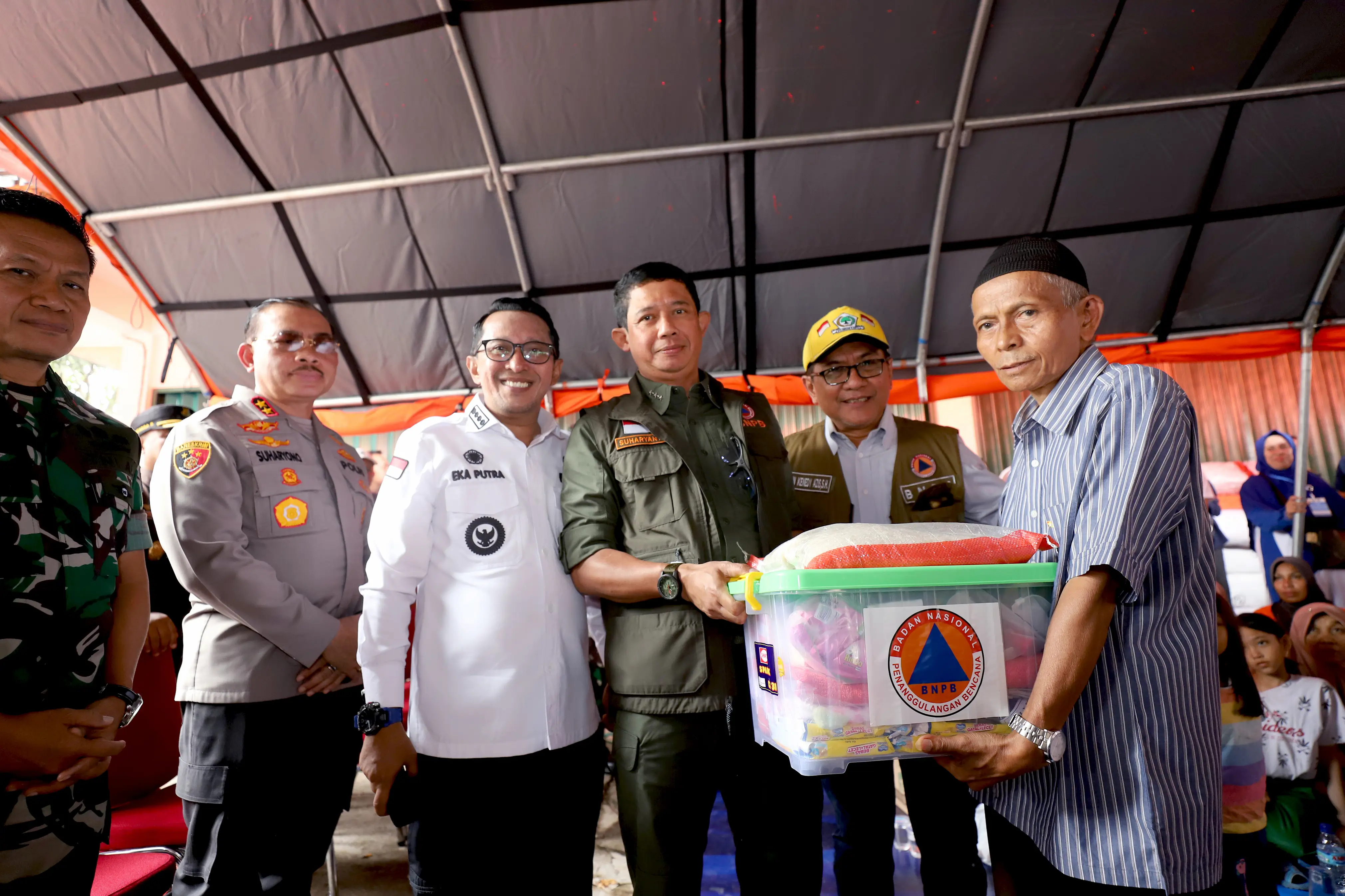 Suharyanto juga secara simbolis menyerahkan sejumlah bantuan logisitk dan sembako guna memenuhi kebutuhan para pengungsi dalam beberapa hari kedepan.